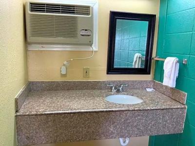 Pinn Road Inn and Suites Lackland AFB and Seaworld - 15