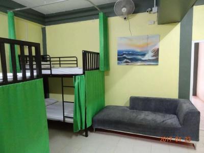 Hugs Guesthouse - 4
