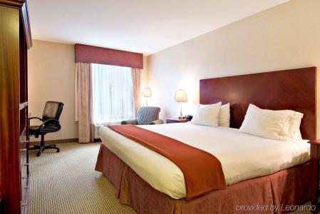 Holiday Inn Express and Suites, an IHG - 6
