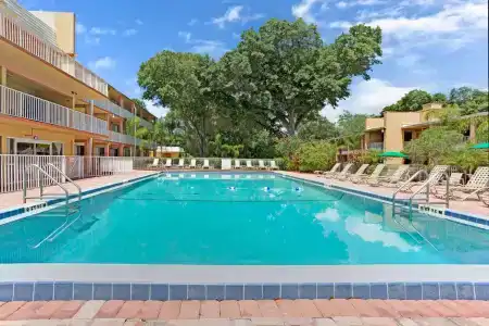 Howard Johnson by Wyndham Tropical Palms - 11