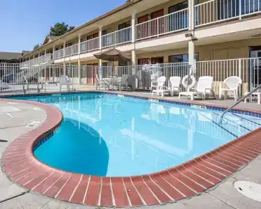 Quality Inn & Suites - 10