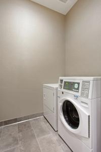 SpringHill Suites by Marriott Orange County - 14