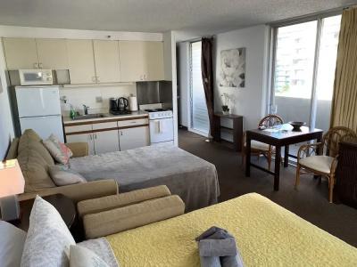 Tropical Studios At Marine Surf Waikiki - Free Parking - Best Location - Full Kitchen - Swimming Pool - 108