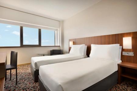 Ramada by Wyndham Lisbon - 9