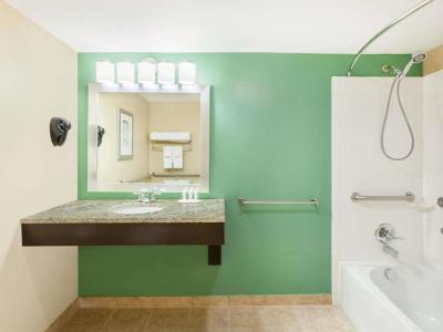 Baymont by Wyndham Center - 15