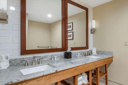 Comfort Suites - University - 7