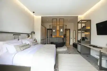 Aeonic Suites and Spa - 5