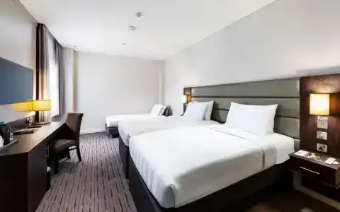 Premier Inn Airport - 36