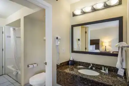Clarion Inn & Suites Central Beach - 14