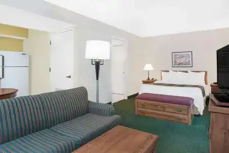 Hawthorn Suites - 2