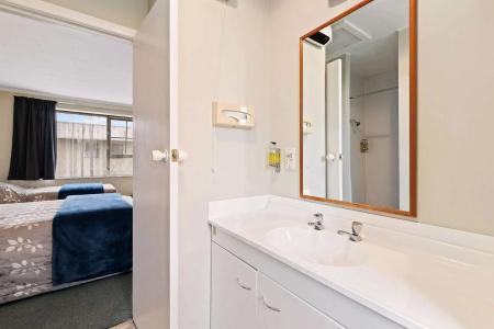 Econo Lodge Canterbury Court - 8