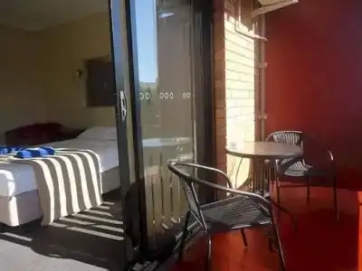 Kingsford Riverside Inn - 3