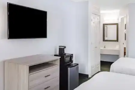 Days Inn & Suites by Wyndham Colonial - 5