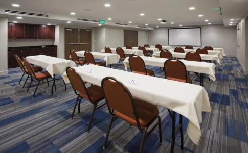 Holiday Inn Express & Suites-Golden Valley, an IHG - 11