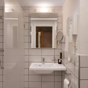 Newton Heilbronn - 37