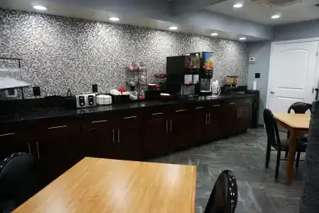 Hollywood Inn Express Lax - 18