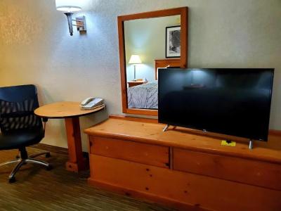 Days Inn and Suites by Wyndham Downtown-University - 24
