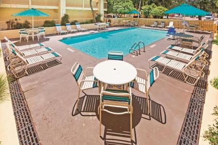 Super 8 by Wyndham San Antonio Near SeaWorld Ingram Park - 10
