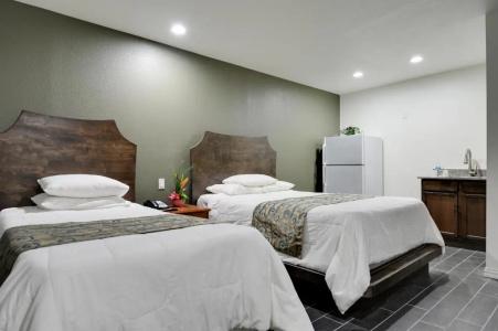 Romantic Inn & Suites - 17