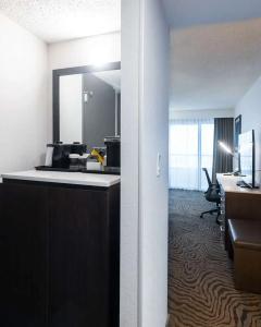 DoubleTree by Hilton North - 37