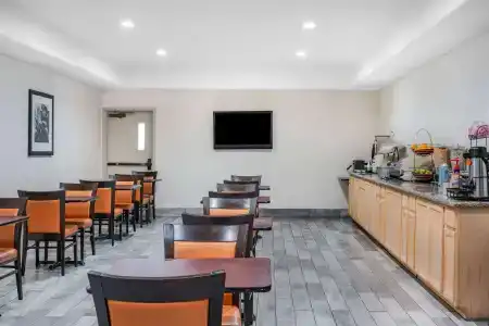 Ramada by Wyndham - 18