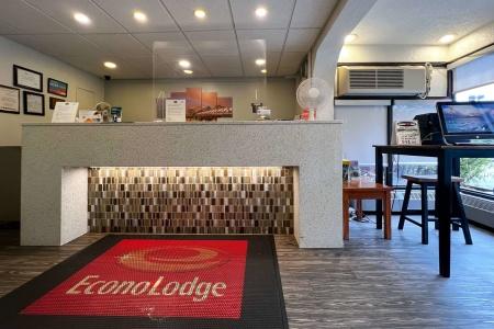 Econo Lodge Village - 15