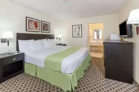 Days Inn By Wyndham Grapevine Dfw Airport North - 11