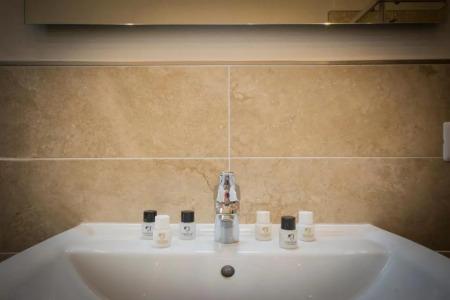 Regis Condo - 83