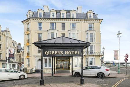 Queens & Spa - 25