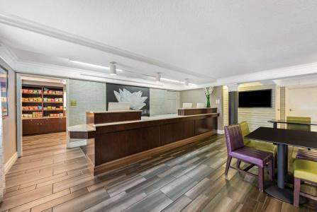 La Quinta Inn by Wyndham Miami Airport North - 1
