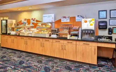 Holiday Inn Express & Suites Airport, An Ihg - 9