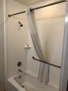 Days Inn & Suites by Wyndham - 20