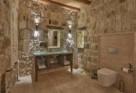 Acropolis Cave Suite - 80