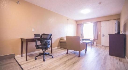 The Crossroads and Suites - 11