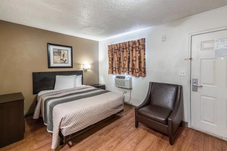 HomeTowne Studios by Red Roof Orlando South - 30