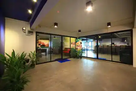 Tuk Tuk Hostel - 37
