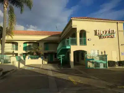 Lyfe Inn & Suites By Aga - Lax Airport - 0