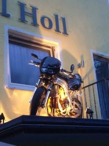 Holl - 72