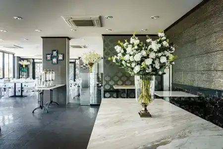 Lux Boutique - 1