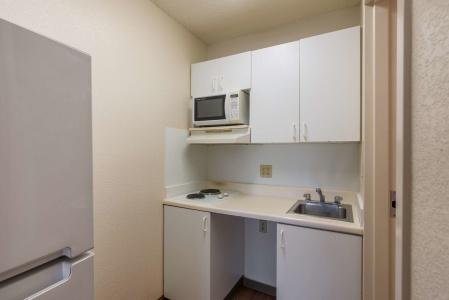 HomeTowne Studios by Red Roof Raleigh – - 16