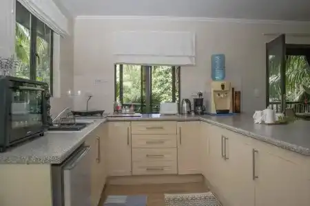 Hillside Retreat - 14