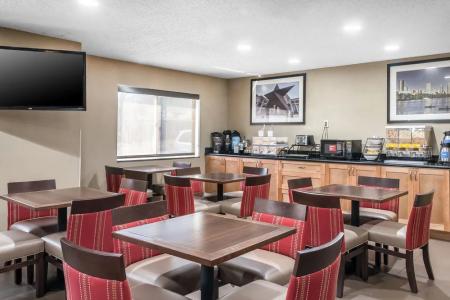 Comfort Inn & Suites - 25