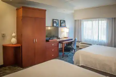 Courtyard by Marriott Downtown - 2