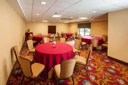 DoubleTree by Hilton - 24