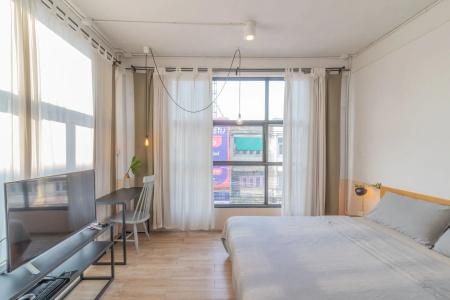 Beige Poshtels + Netflix - 2