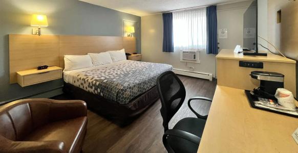 Econo Lodge Village - 71