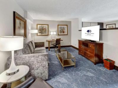 DoubleTree by Hilton Airport - 49