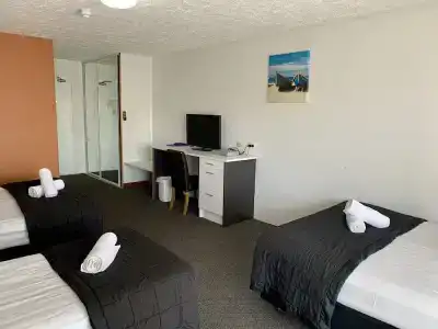Outrigger Burleigh - 60