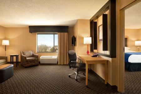 DoubleTree by Hilton Airport - 52