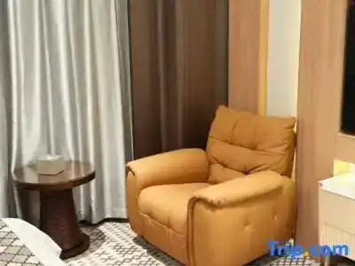 Kunming Zhong Huang - 41